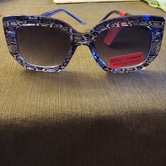 NWT Betsey Johnson Sunglasses Snakeskin Purple Serpant 100% UV - Picture 5 of 6